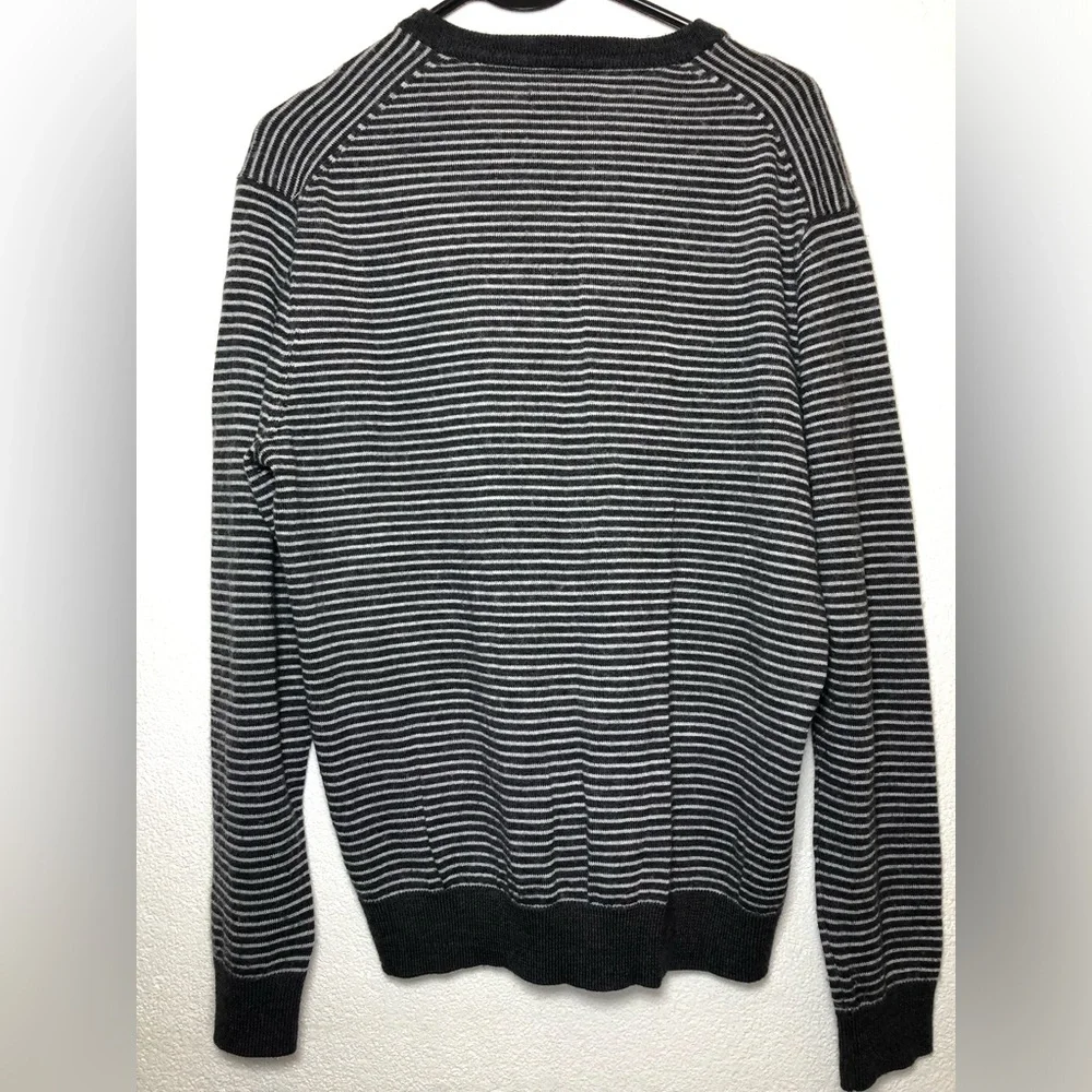 Club Room Men's White and Gray Striped V-Neck Sweater